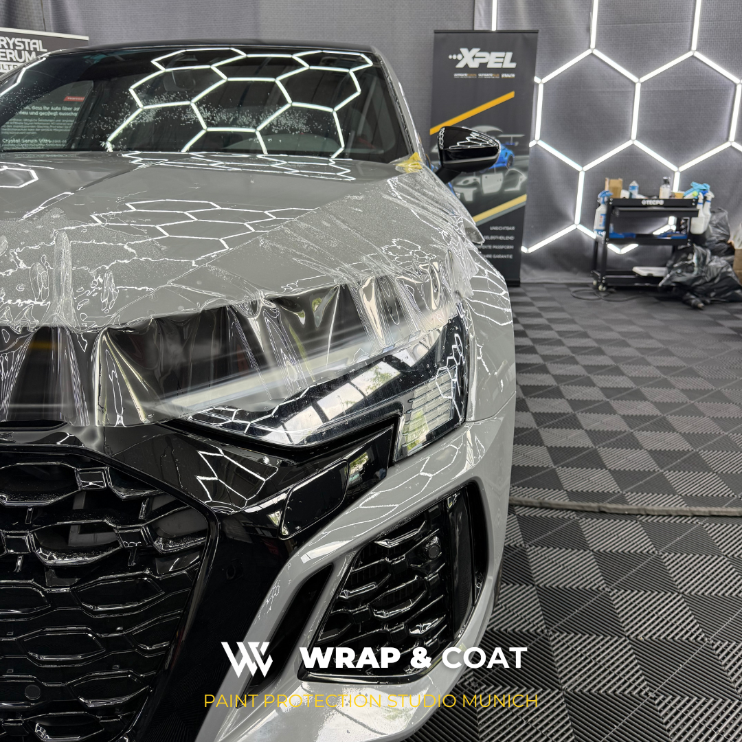 Transparente Lackschutzfolie auf der Front eines Audi im Wrap & Coat Studio